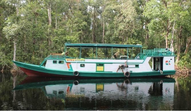 Orangutan Shaka Houseboat With Cabin Pangkalanbuun Esterno foto